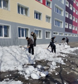 Студенты, проживающие в общежитии, вышли на субботник и провели уборку территории от снега 1